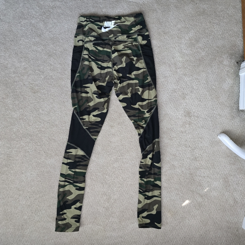 The Nike CamoFitness Leggings in size Medium